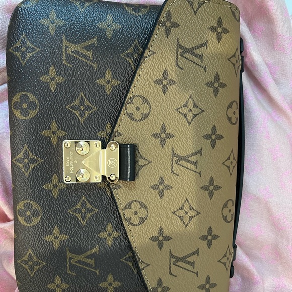 Like NEW POCHETTE METIS LOUIS VUITTON MONOGRAM CANVAS REVERSE SHOULDER Purse - Picture 3 of 12